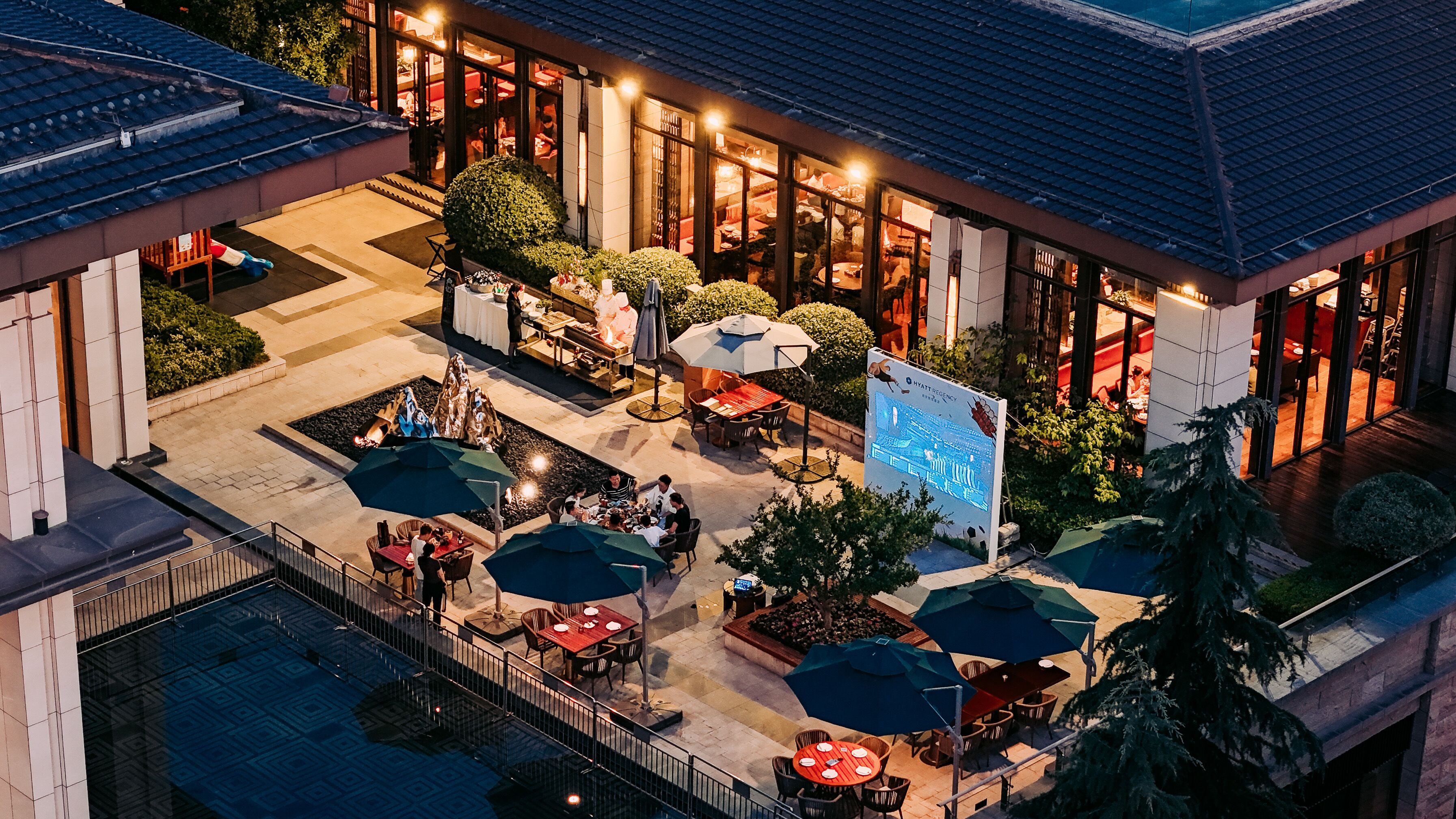 3 restaurants, breakfast, lunch, dinner served; international cuisine