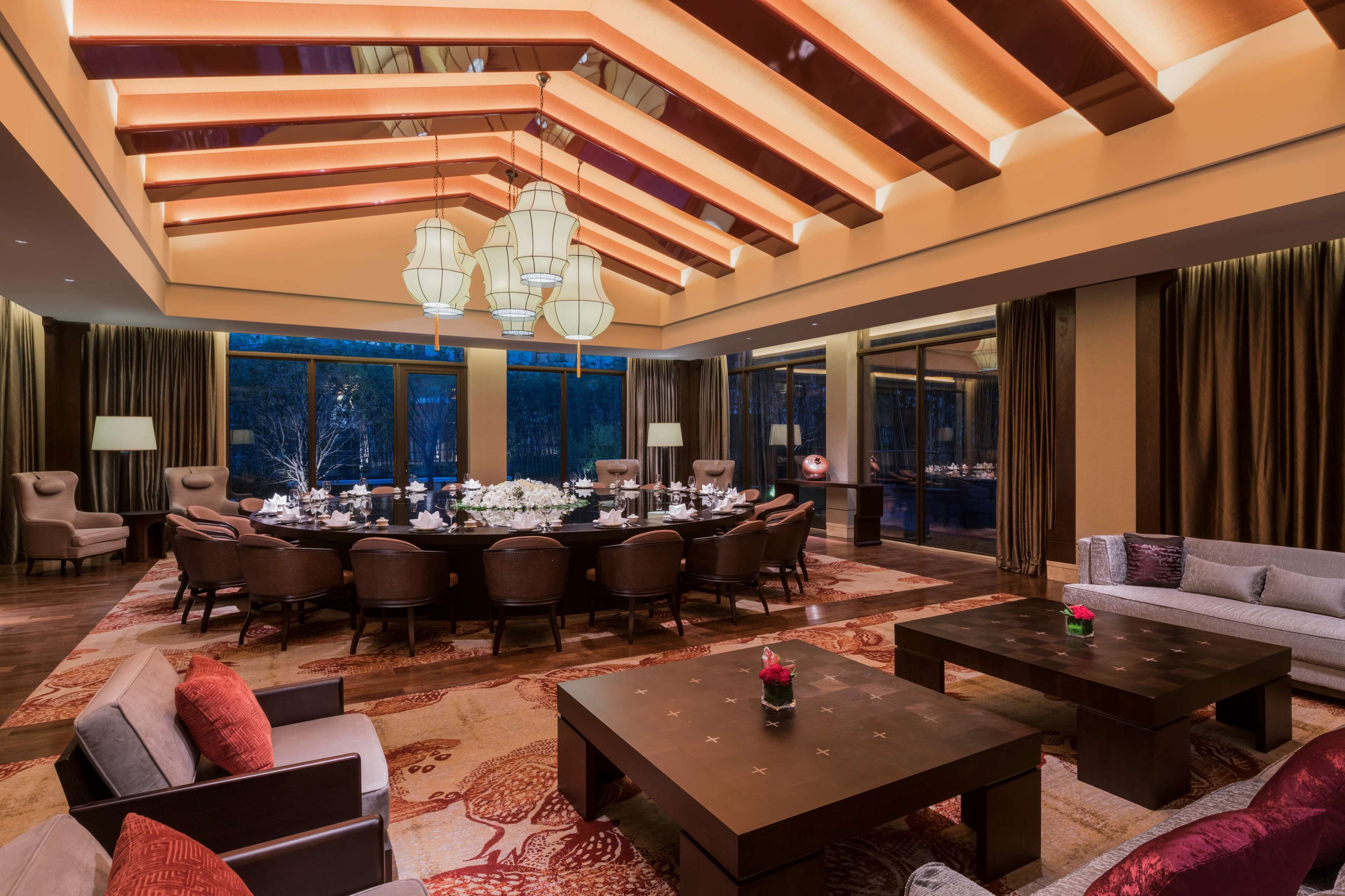 3 restaurants, breakfast, lunch, dinner served; international cuisine