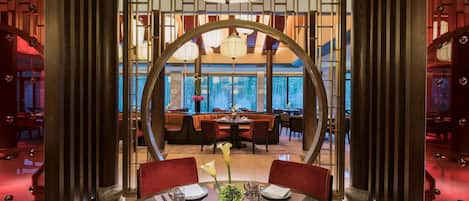 3 restaurantes, se sirven desayunos, comidas y cocina internacional