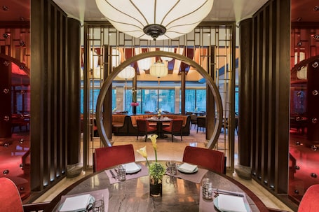 3 restaurants, breakfast, lunch, dinner served; international cuisine