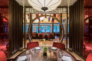 2 Restaurants, Frühstück, Mittagessen, Abendessen, internationale Küche