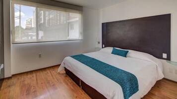 Frigobar, cofres nos quartos, escrivaninha, quartos à prova de som