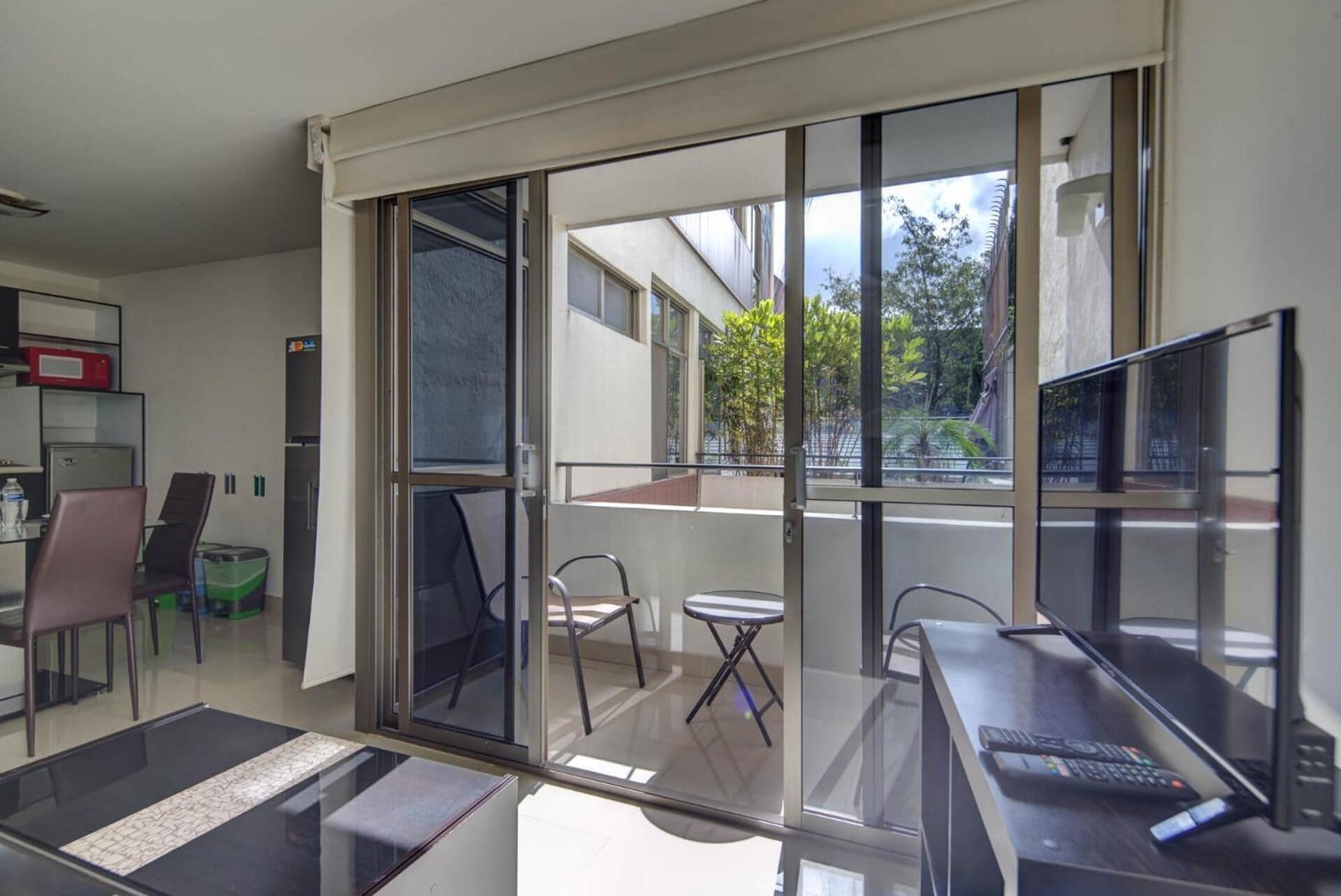 Een minibar, een kluis op de kamer, een bureau, geluiddichte muren