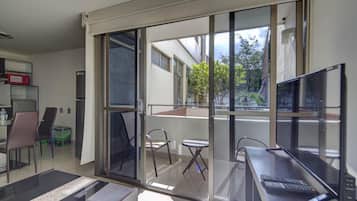 Frigobar, cofres nos quartos, escrivaninha, quartos à prova de som