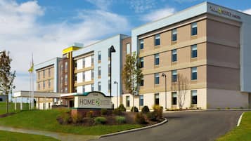 Un hôtel moderne, reconnaissable à son enseigne indiquant qu’il s’agit d’un établissement Home 2 Suites de la chaîne Hilton.
