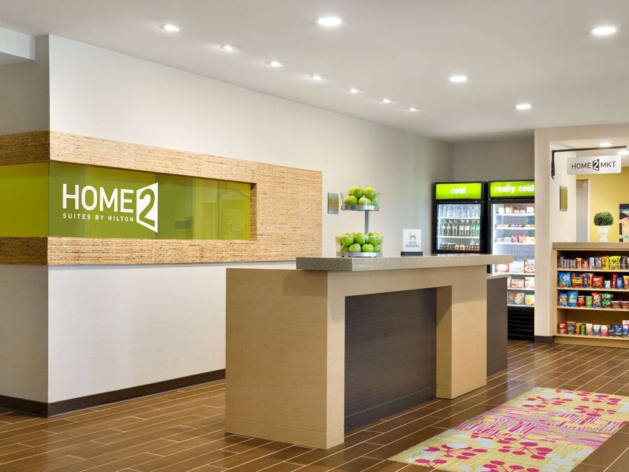 Ein Empfangsbereich mit einer Rezeption, einem Warenautomaten und einer Theke für Snacks.
