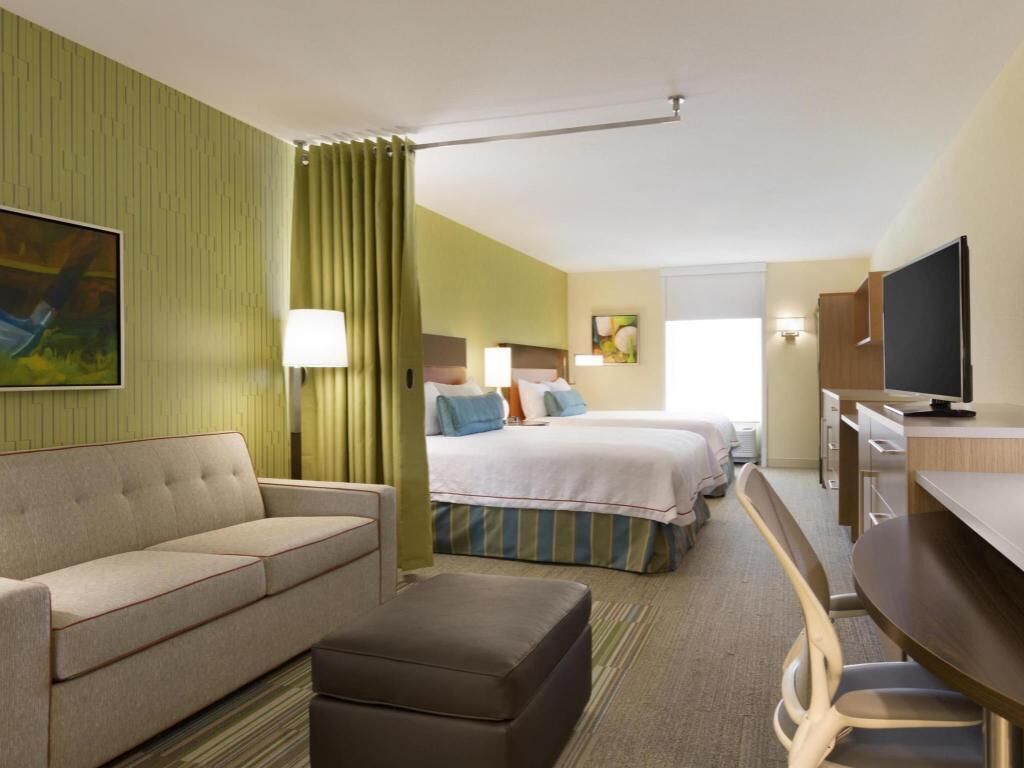 Luxe beddengoed, een bureau, een laptopwerkplek