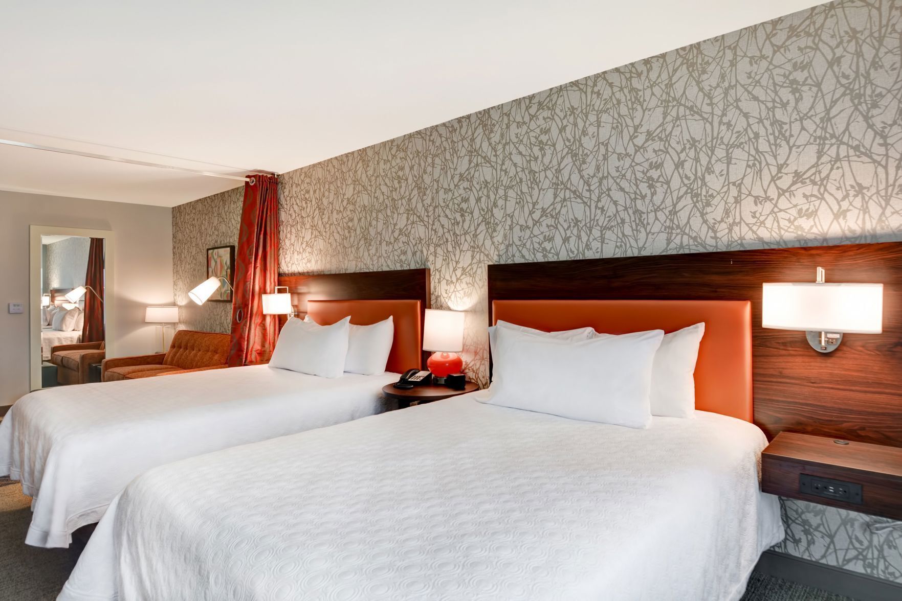 Luxe beddengoed, een bureau, een laptopwerkplek
