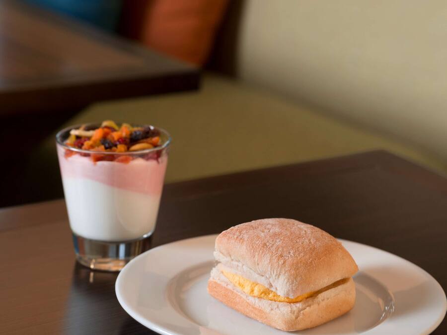 Un postre que incluye un sándwich y una preparación en capas sobre un plato.