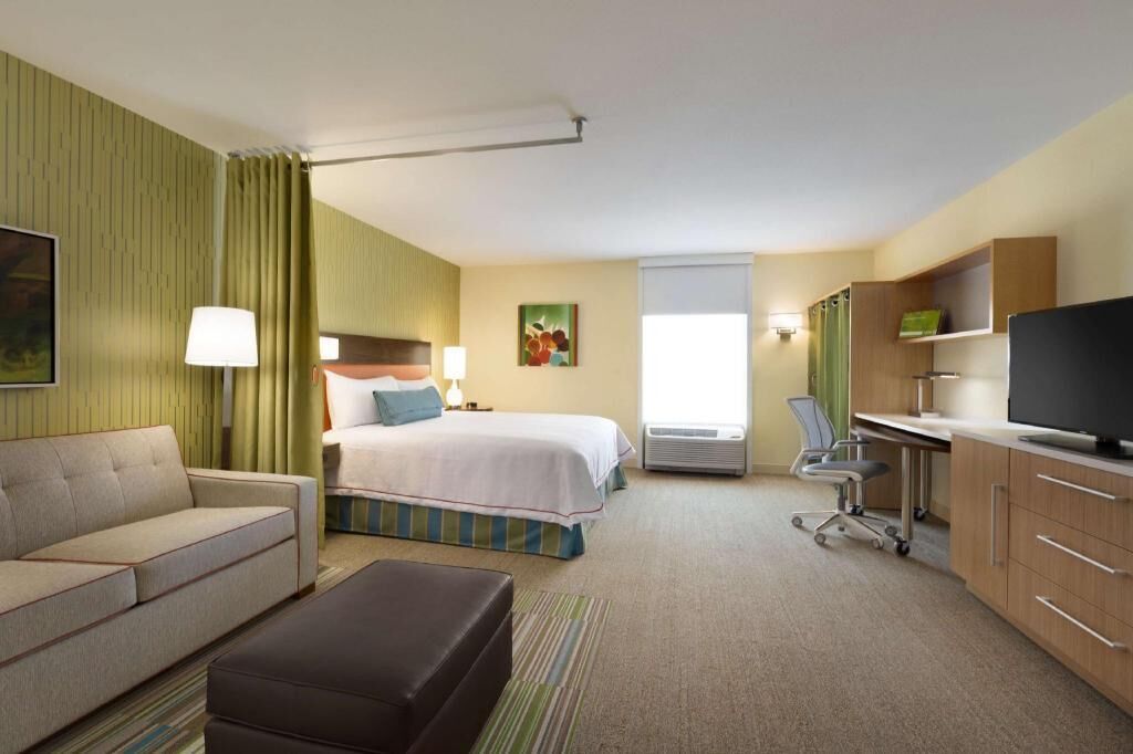 Luxe beddengoed, een bureau, een laptopwerkplek