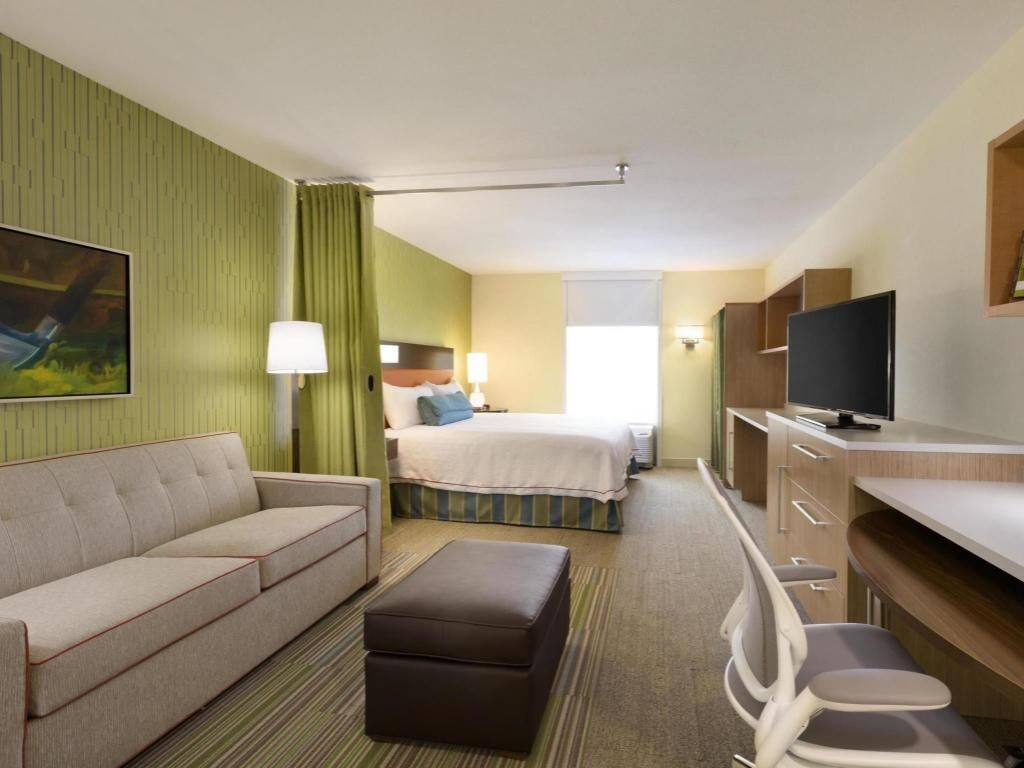 Luxe beddengoed, een bureau, een laptopwerkplek