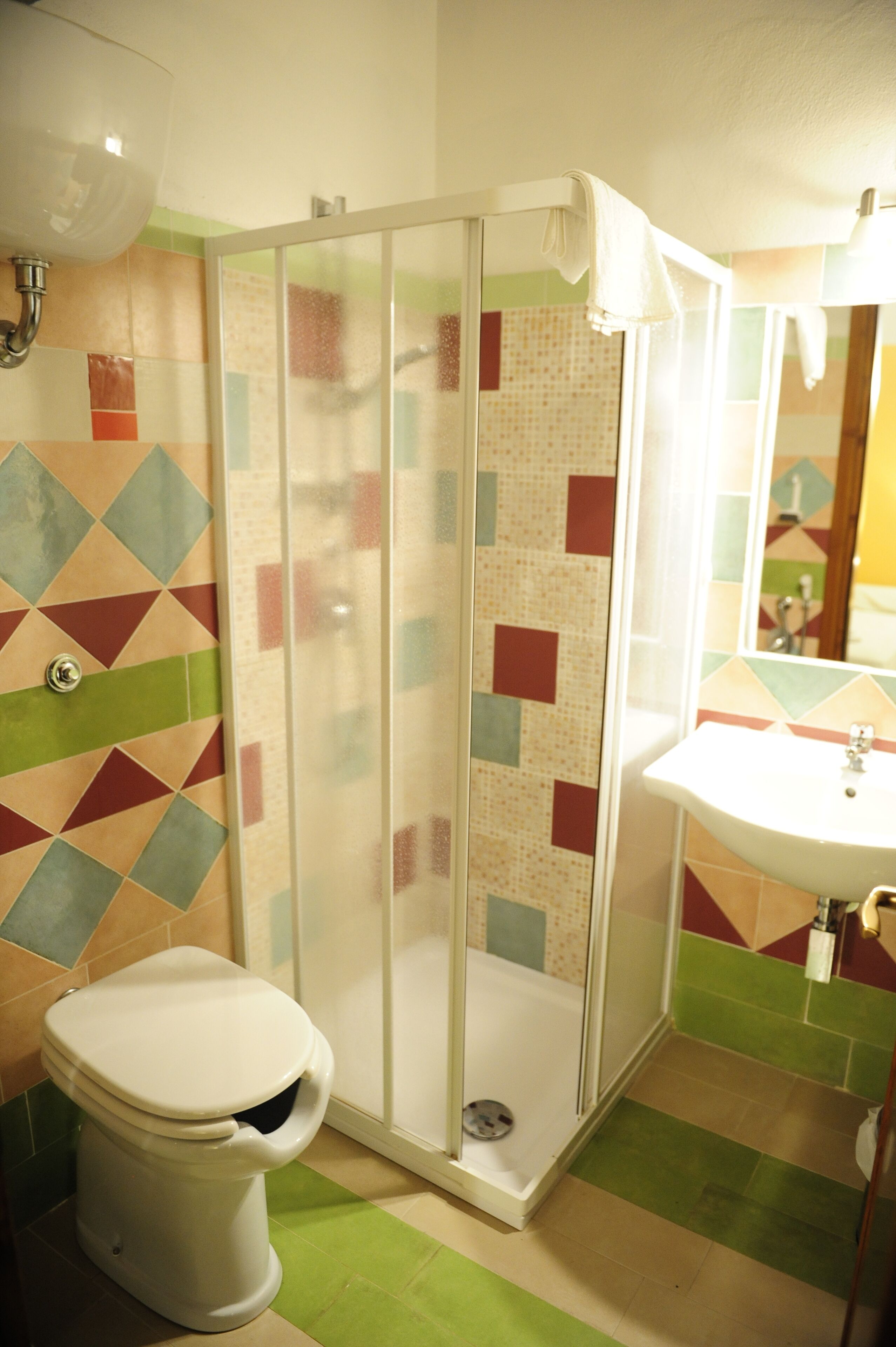 shower, free toiletries, hair dryer, bidet