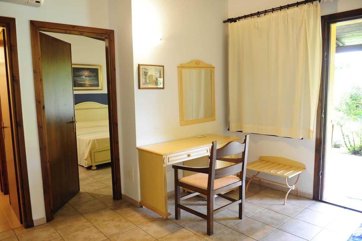 1 slaapkamer, een bureau, geluiddichte muren