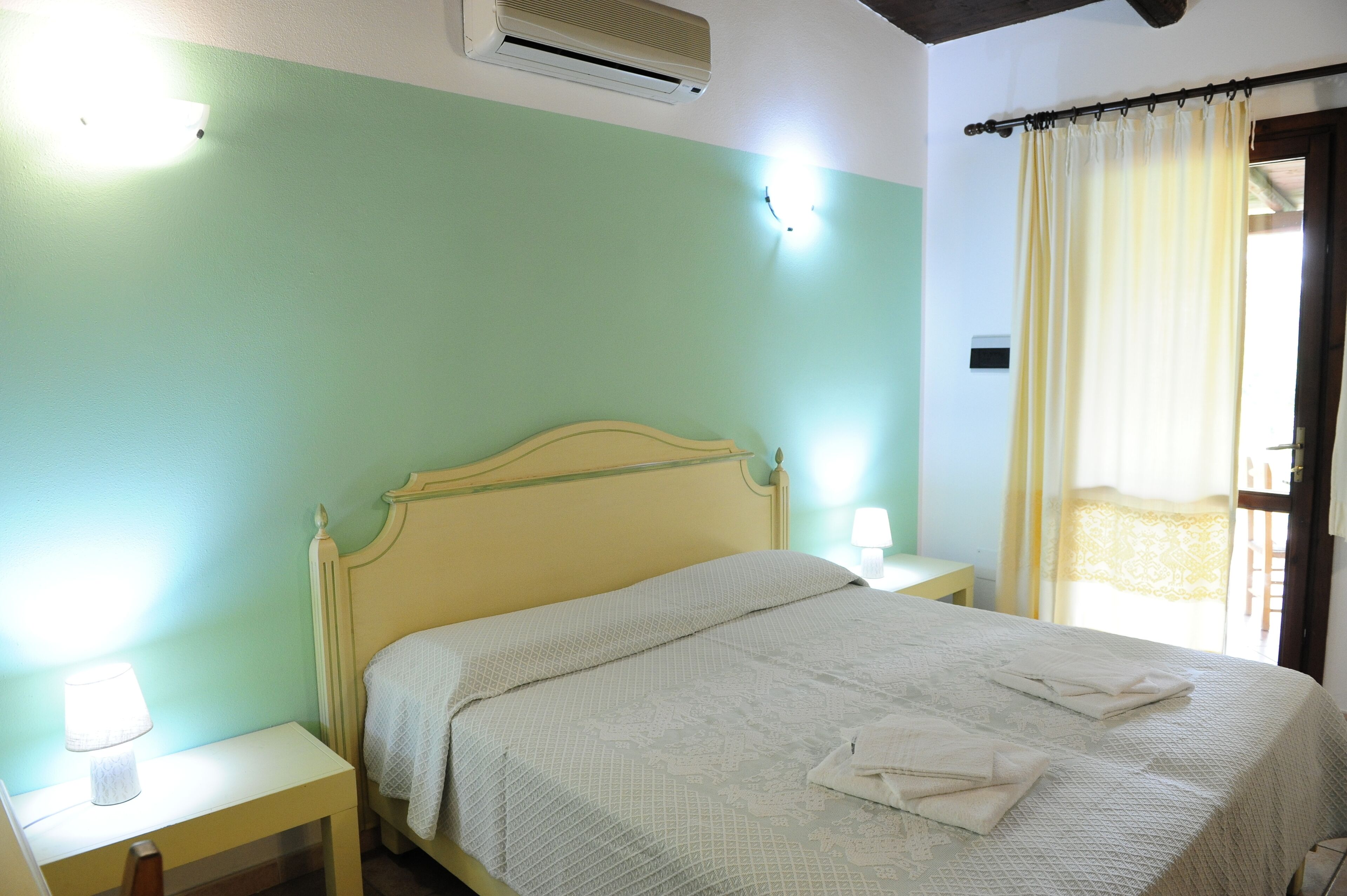 1 bedroom, desk, soundproofing