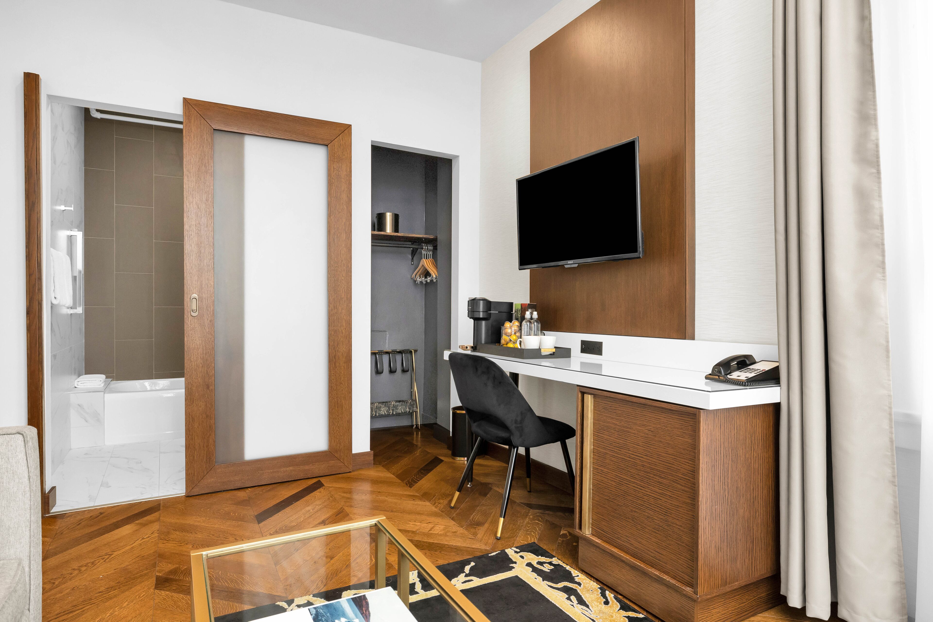 Suite, 1 King-Bett und Schlafsofa | Allergikerbettwaren, Zimmersafe, Schreibtisch, Verdunkelungsvorhänge