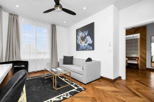 Ropa de cama hipoalergénica y caja de seguridad en la habitación