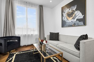 Suite, 1 très grand lit et 1 canapé-lit | Literie hypoallergénique, coffre-fort, bureau, rideaux d’obscurcissement