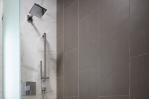 Combined shower/bathtub, free toiletries, hair dryer, towels - Hotel 32One (San Francisco)