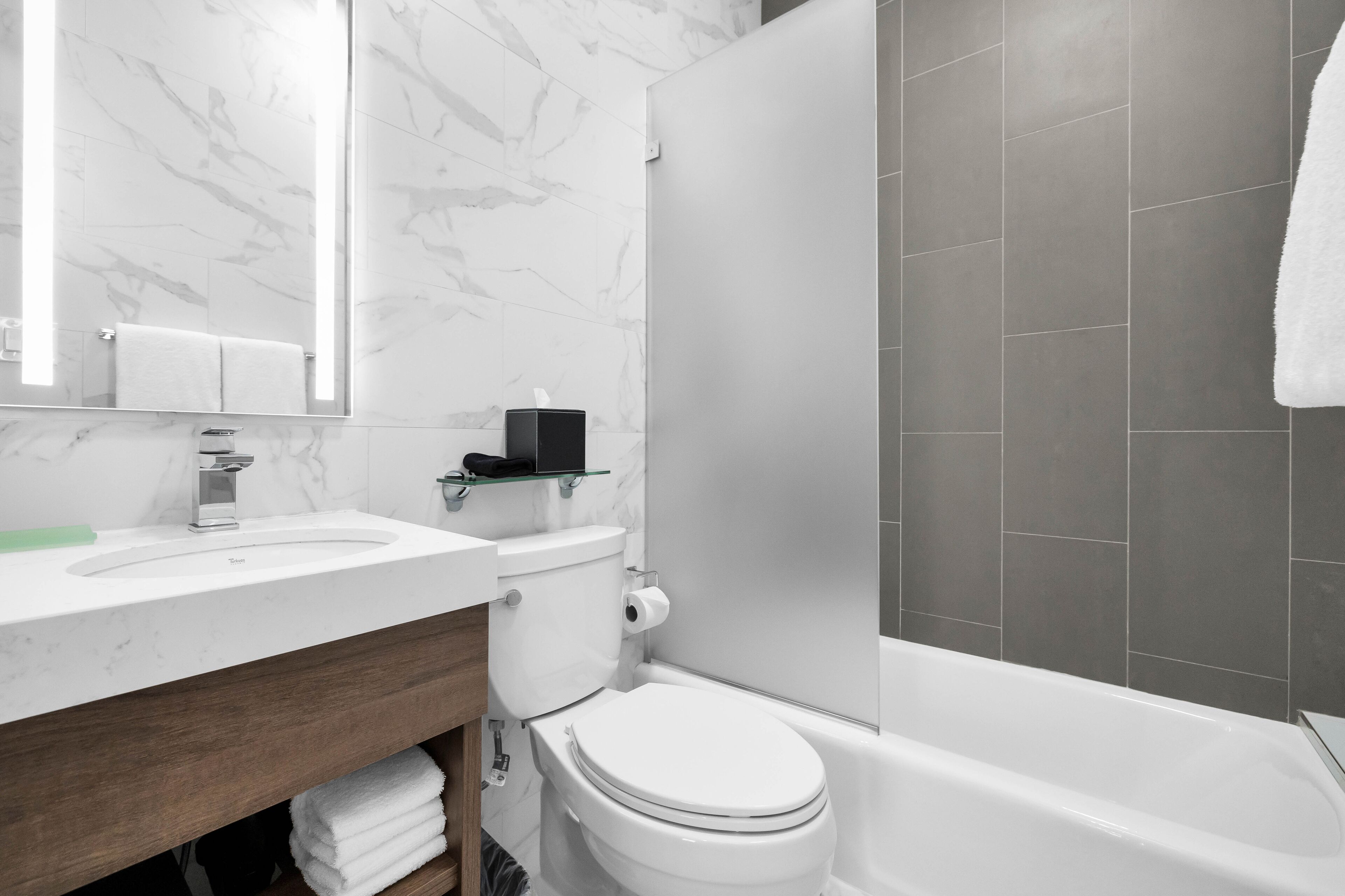 suite, 1 king bed with sofa bed | bathroom | combined shower/bathtub, free toiletries, hair dryer, towels