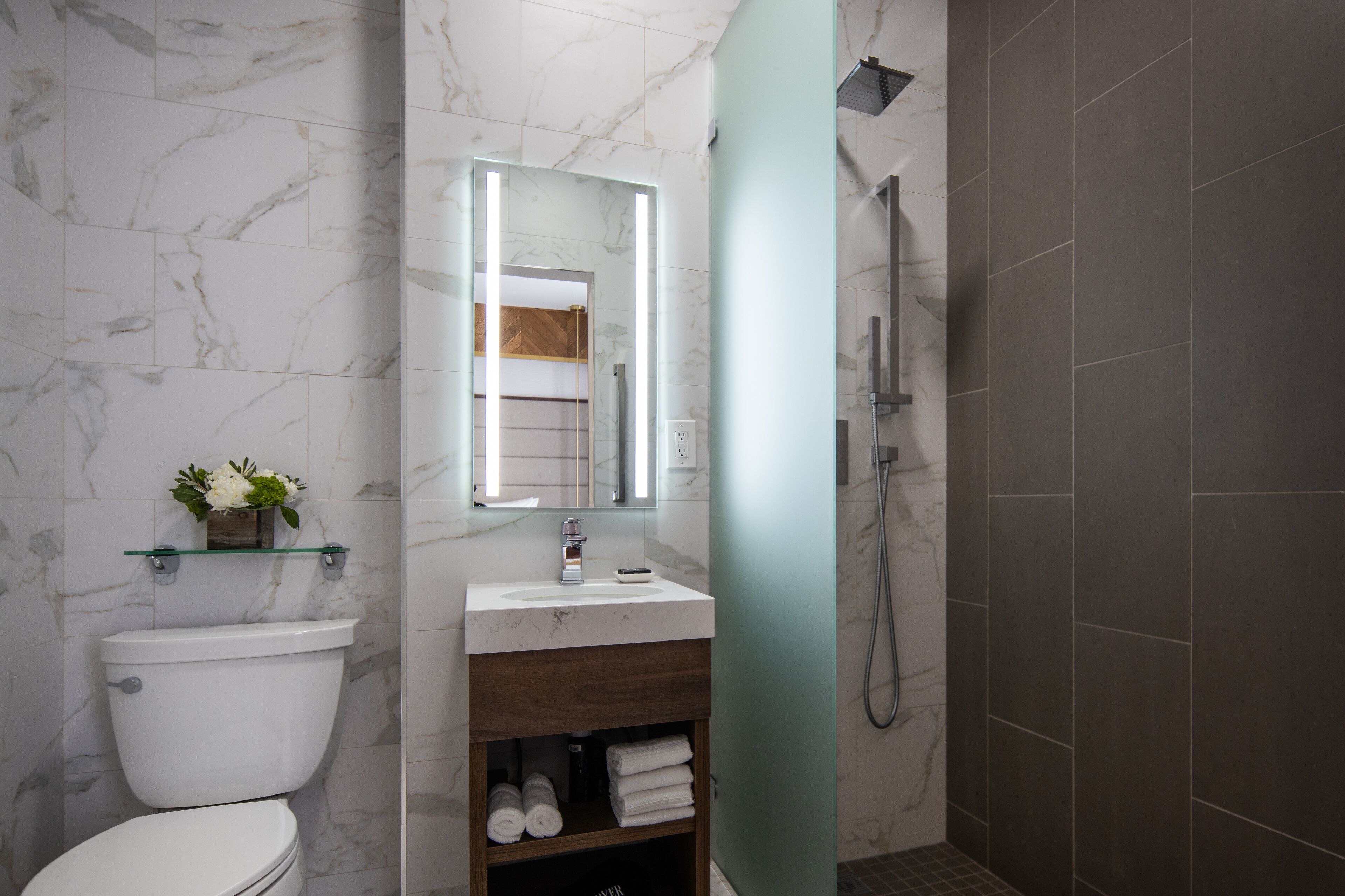 standard room, 1 queen bed | bathroom | combined shower/bathtub, free toiletries, hair dryer, towels