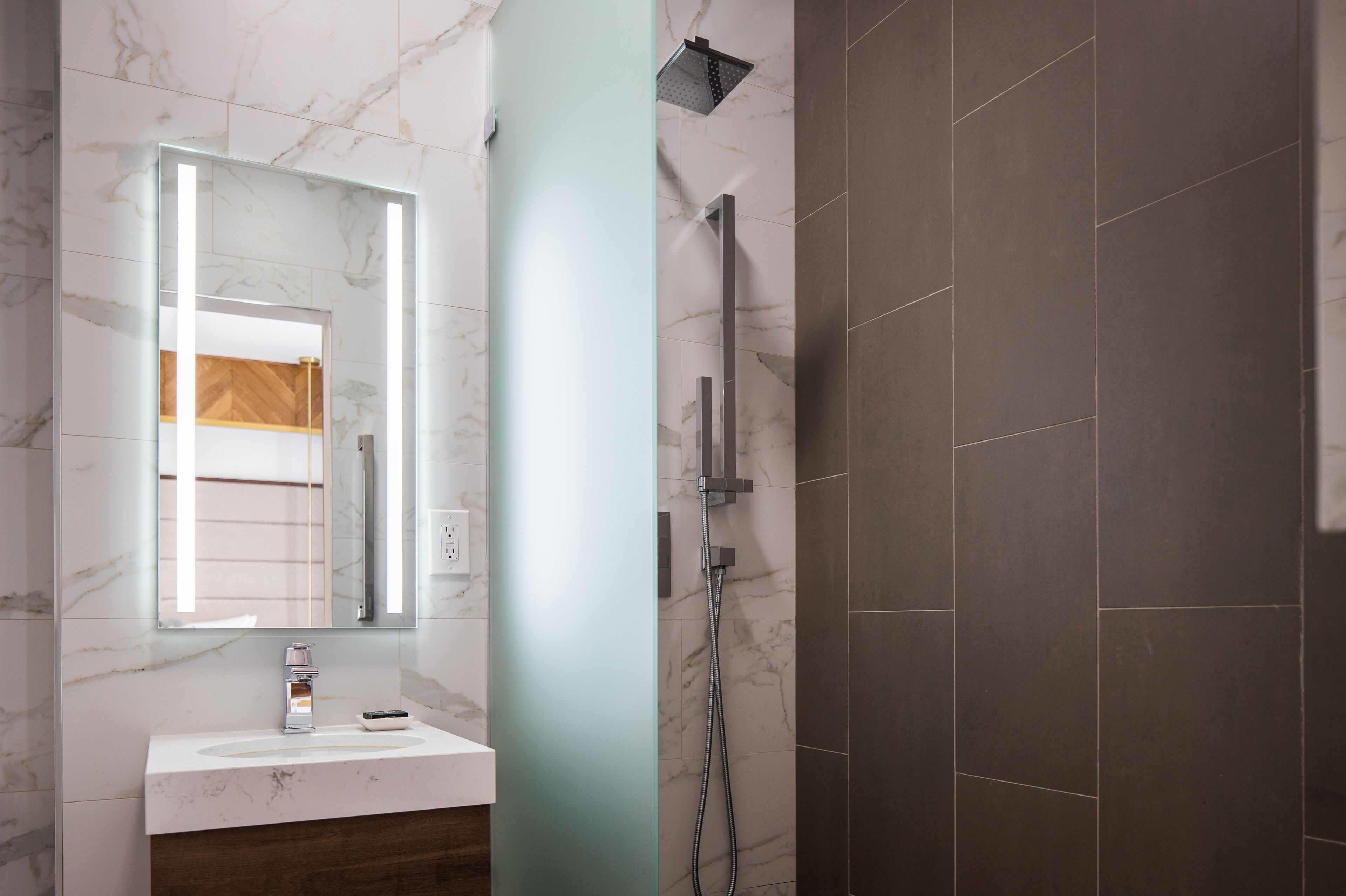 combined shower/bathtub, free toiletries, hair dryer, towels