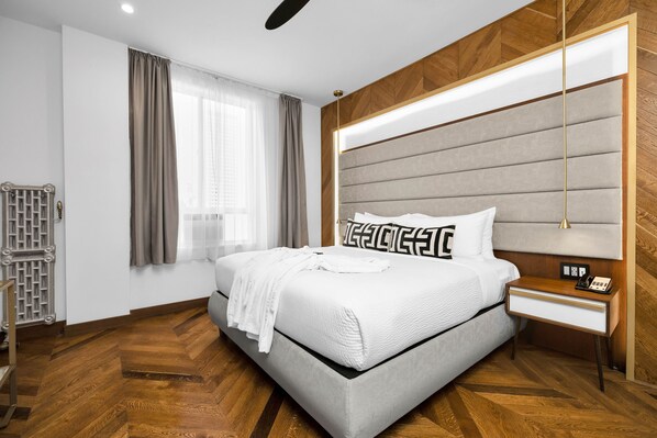 Suite, 1 King Bed with Sofa bed | Hypo-allergenic bedding, in-room safe, desk, blackout drapes