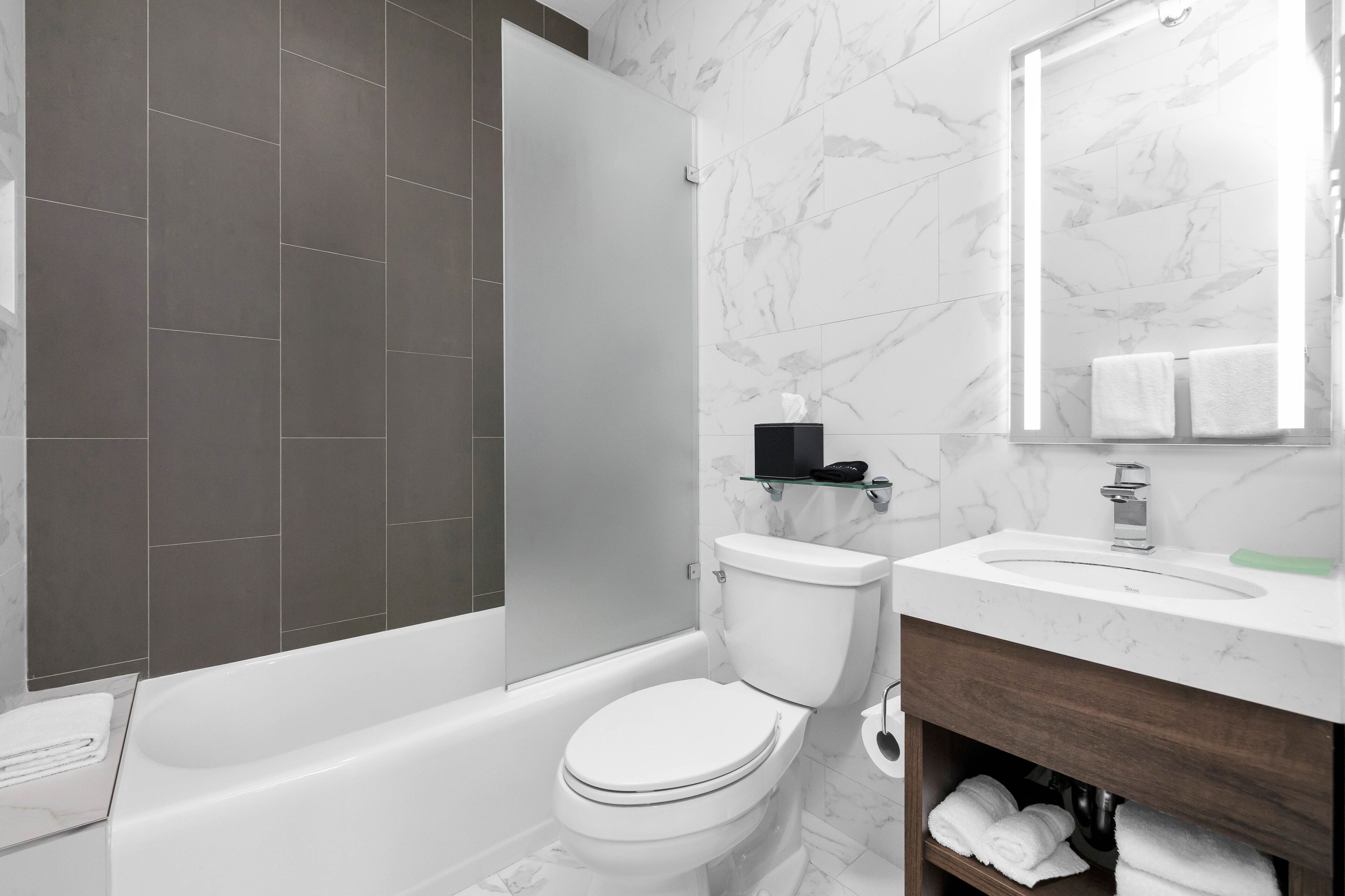 suite, 1 king bed with sofa bed | bathroom | combined shower/bathtub, free toiletries, hair dryer, towels