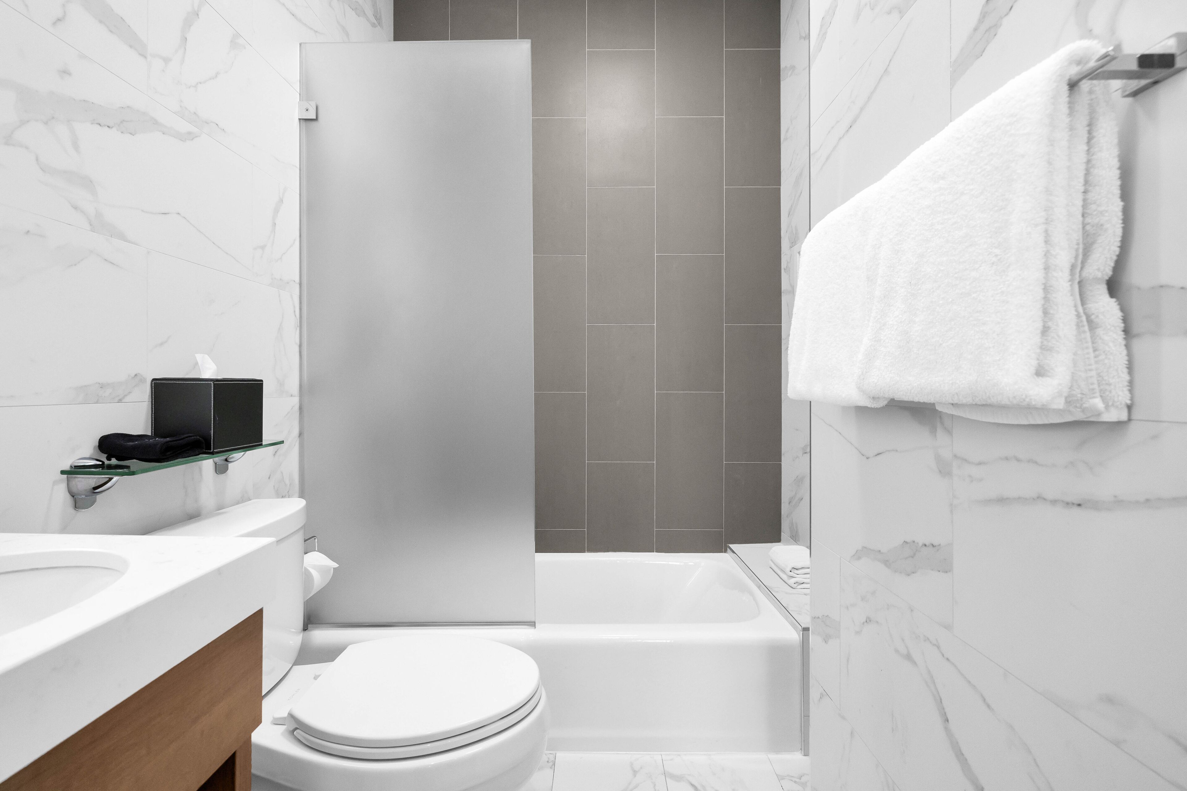 套房, 1 张特大床和 1 张沙发床 | 浴室 | 淋浴/盆  浴组合、免费洗浴用品、吹风机、毛巾