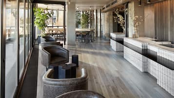 2 bars/lounges, cocktailbar, bar met dakterras
