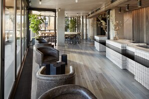 2 bars/lounges, cocktail bar, rooftop bar