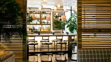 Se sirven desayunos, comidas, cenas y cocina americana