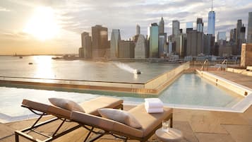 Una piscina al aire libre de temporada