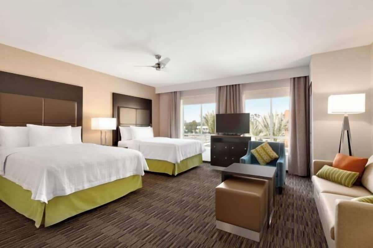 Cubrecamas, caja de seguridad en la habitación y escritorio