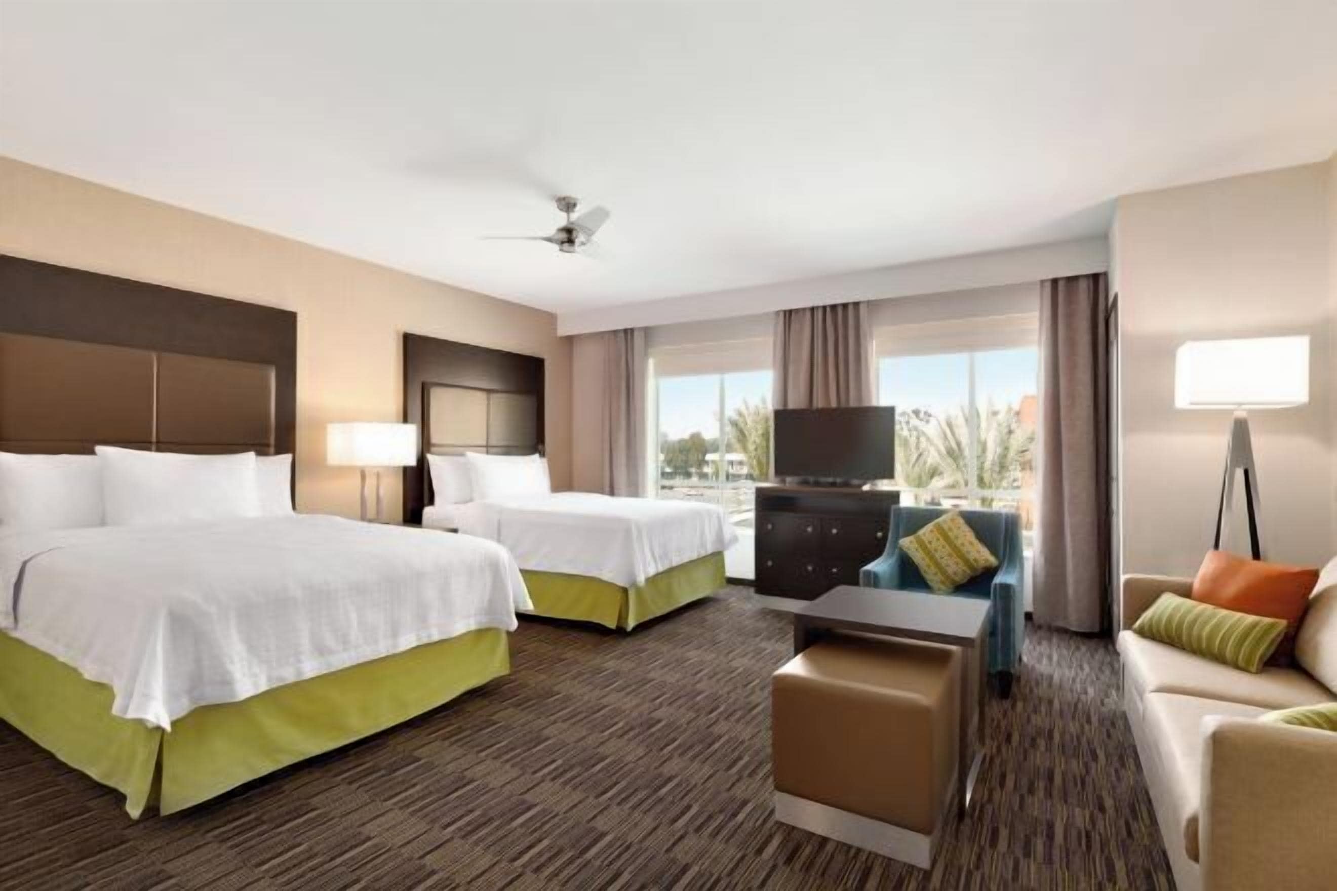 Cobrellits, caixa forta a l'habitació i escriptori 