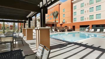 Piscina externa, funciona das 9h às 22h, espreguiçadeiras