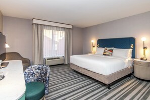 A hotel room with a bed, a desk, a chair, and a window with curtains. - voco The Clair Cincinnati Downtown by IHG (Cincinnati)