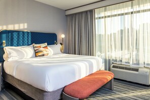 In-room safe, desk, laptop workspace, iron/ironing board - voco The Clair Cincinnati Downtown by IHG (Cincinnati)