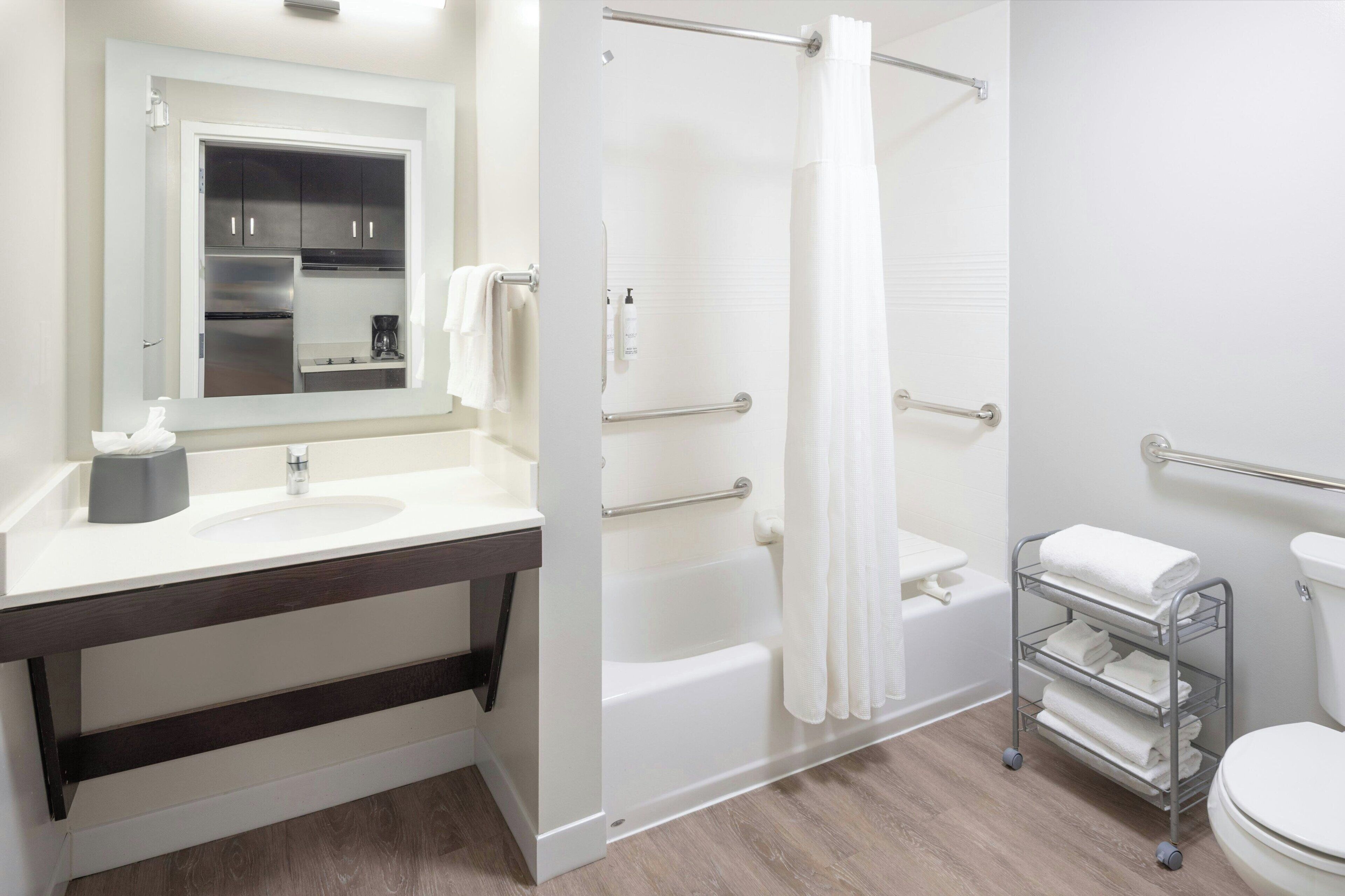 Ein modernes Badezimmer mit Dusche, Toilette und Waschbecken.