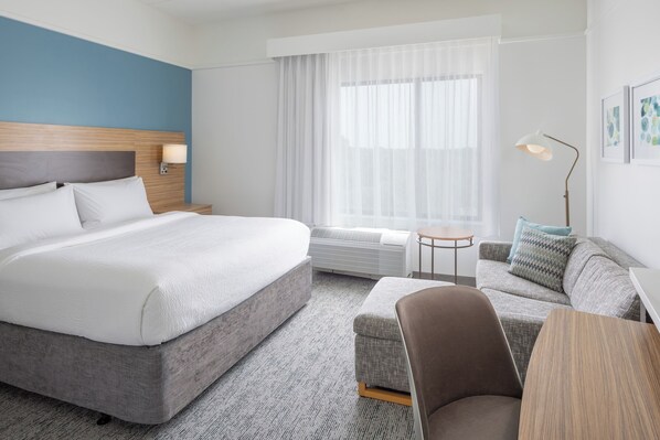 Luxe beddengoed, een bureau, een laptopwerkplek