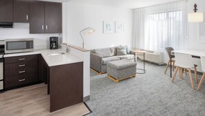 2 Bedroom Suite (Mobility/Hearing Access, Roll-In Shwr) | Área de estar | Smart TV 43 polegadas com canais via satélite, TV, Netflix
