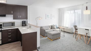 2 Bedroom Suite (Mobility/Hearing Access, Roll-In Shwr) | Área de estar | Smart TV 43 polegadas com canais via satélite, TV, Netflix