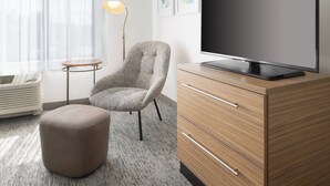 Estúdio, 2 camas Queen | Roupas de cama premium, escrivaninha, espaço de trabalho para notebook