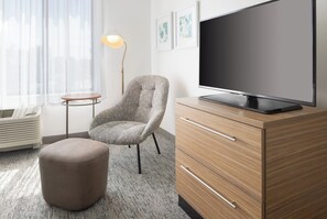 Studio, 2 queensize bedden | Luxe beddengoed, een bureau, een laptopwerkplek