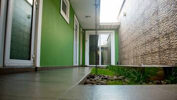 Televisión de plasma de 32 pulgadas con canales por cable y televisión