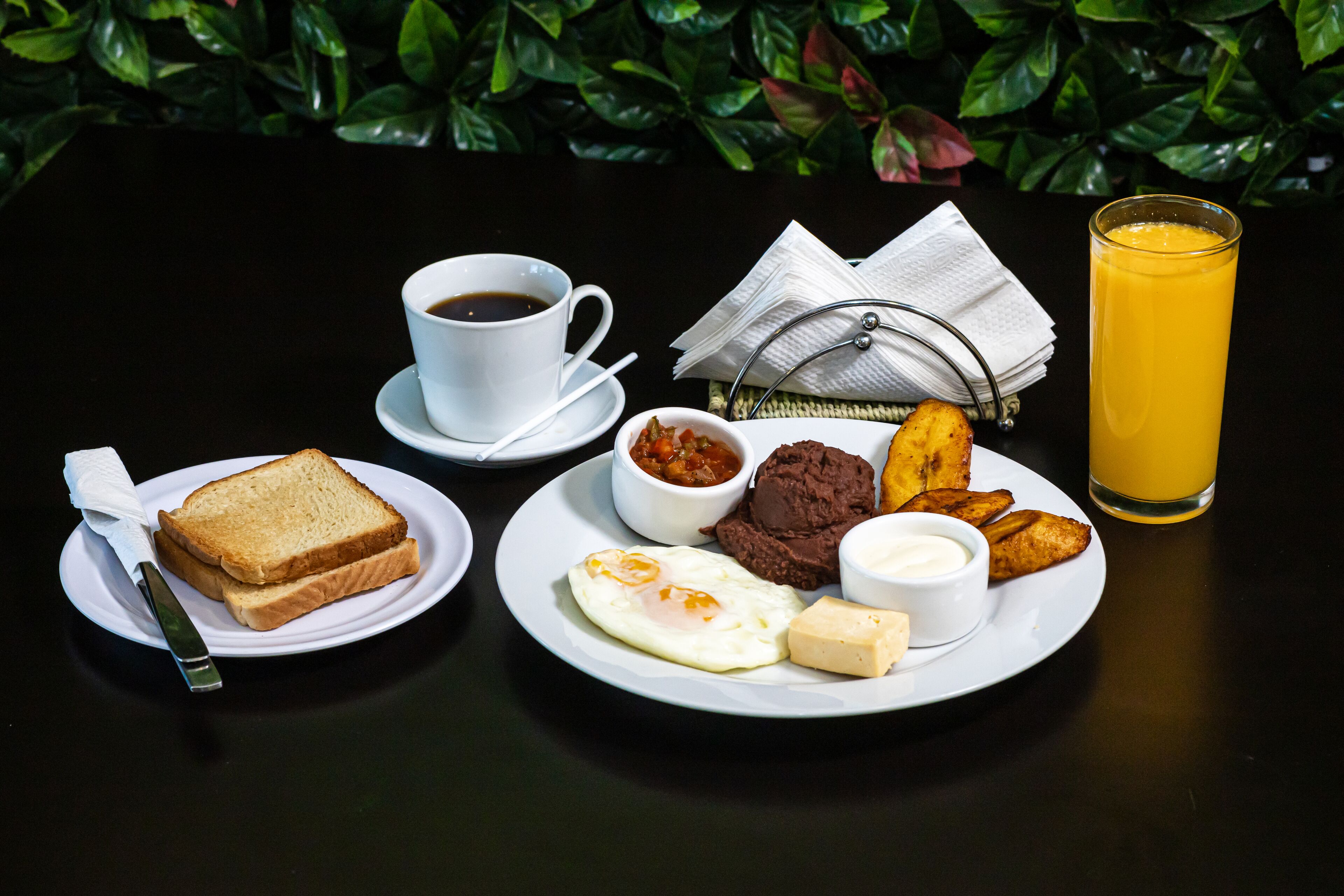Une assiette de petit-déjeuner avec des toasts, des œufs et une tasse de café.