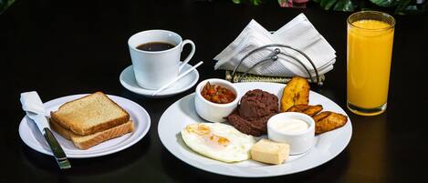 Un plato de desayuno con tostadas, huevos y una taza de café.