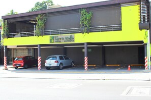 Vista frontal de la propiedad