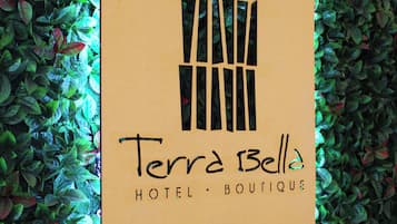 Ein Schild für das Terra Bella Hotel & Boutique mit schlichtem Design und Schriftzug.