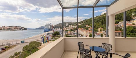 Chambre supérieure double ou avec lits jumeaux | Coffre-fort, accÚs au Wi-Fi (inclus), literie fournie