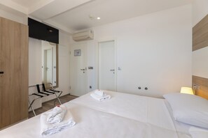 Double or Twin Room | In-room safe, free WiFi, bed sheets - Hostel Sol (Dubrovnik)